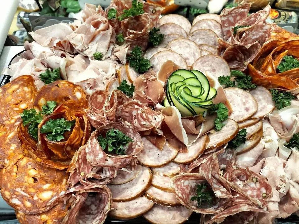 Charcuteries en chiffonnade : jambon, saucisson, chorizo, roses de charcuterie et rose de courgette