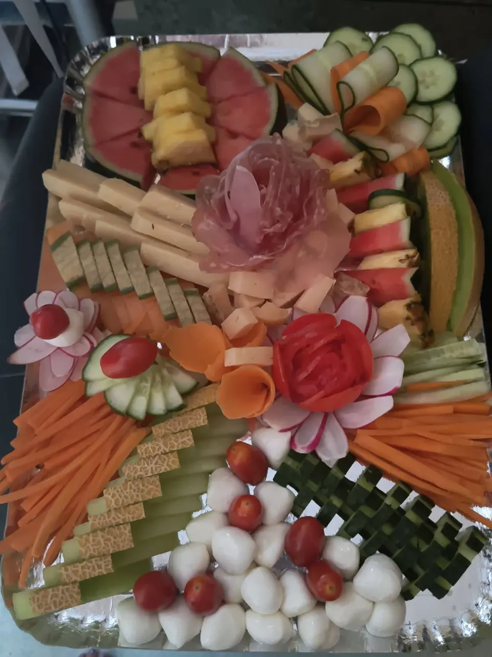 Plateau de crudités, fruits, fromages et rose de jambon, carottes et concombre tressé