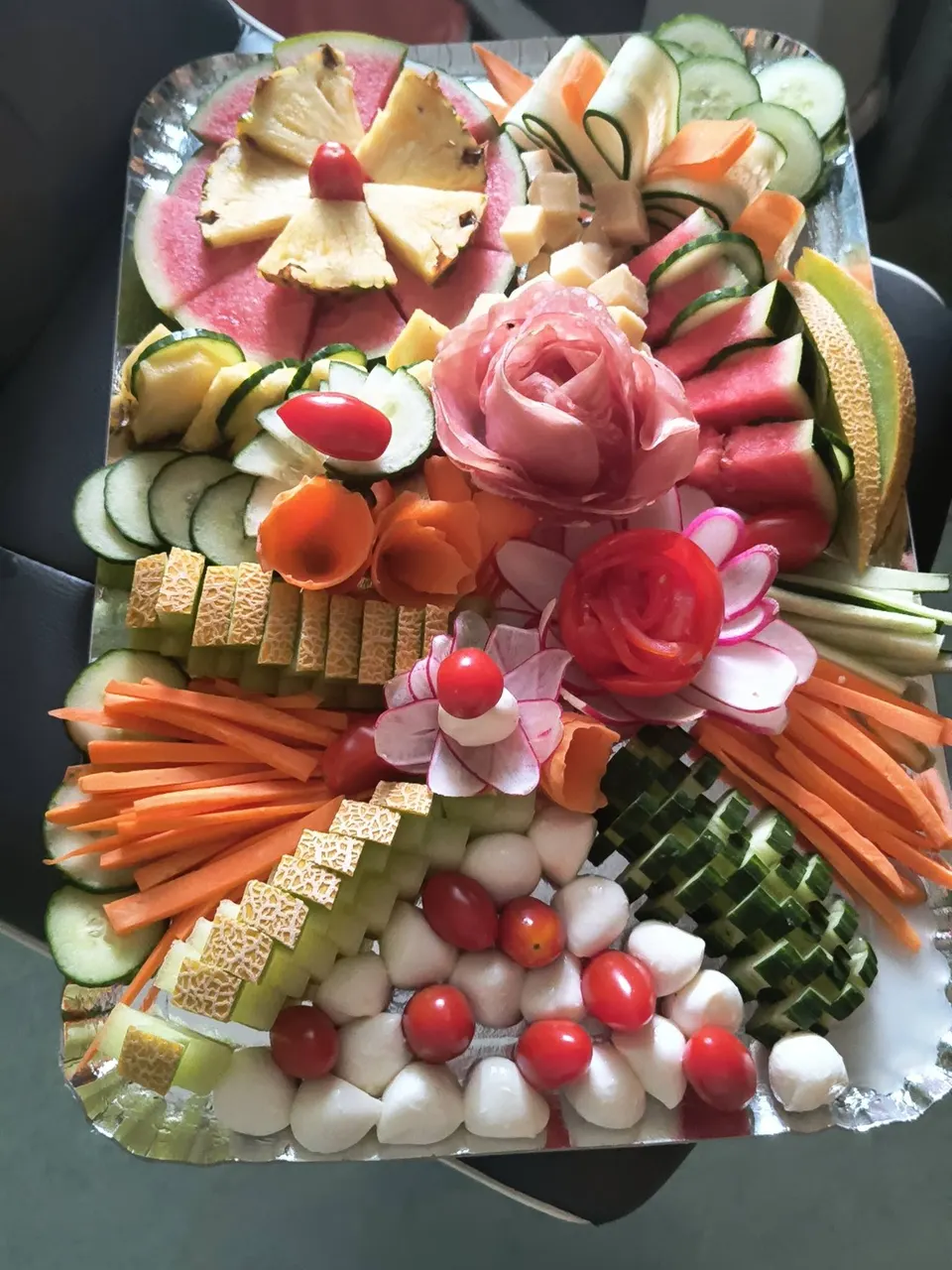 Plateau mixte crudités, fruits, mozzarella, fromage et rose de jambon