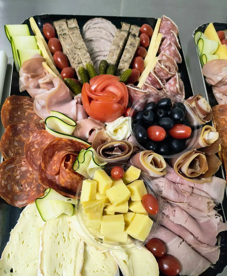 Plateau dînatoire charcuterie et fromages avec terrine, olives noires, tomates cerises et fromage en dés