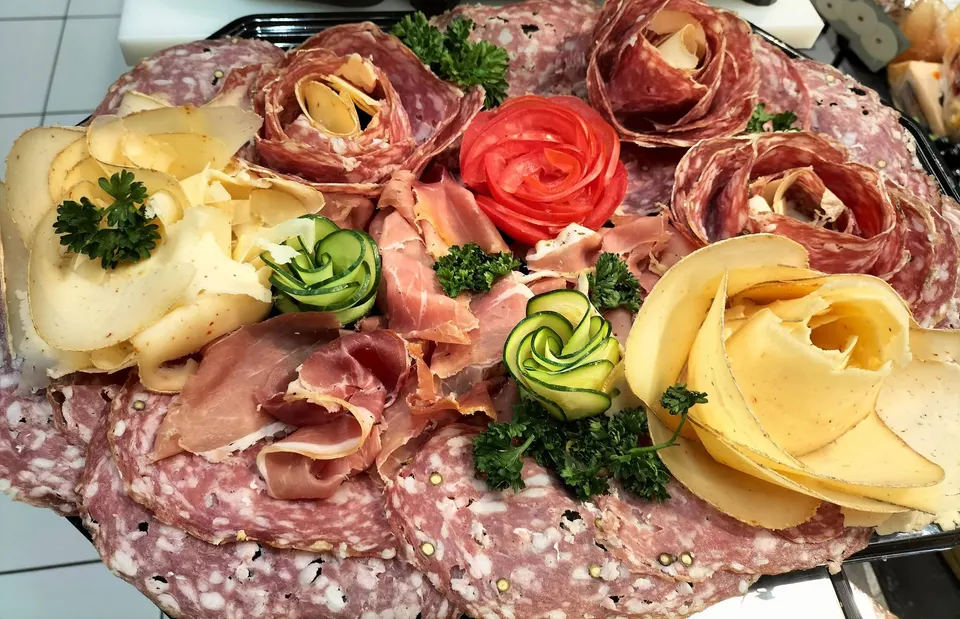 Plateau charcuterie et fromages : roses de saucisson, rose de tomate, roses de courgette et fromages en corolle